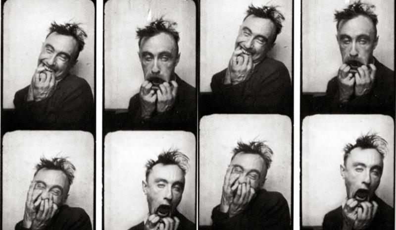 L'art créatif surréaliste parisien explorant les rêves et l'inconscient