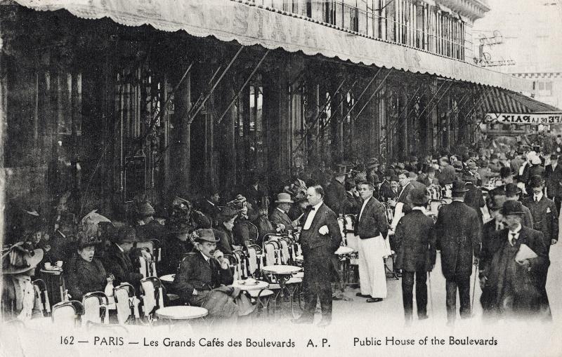 Des amis français engagés dans une conversation animée autour d'un café, symbole de l'art de vivre