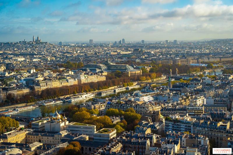 Une femme élégante sirotant un café sur une terrasse parisienne typique, illustrant l'art de vivre français