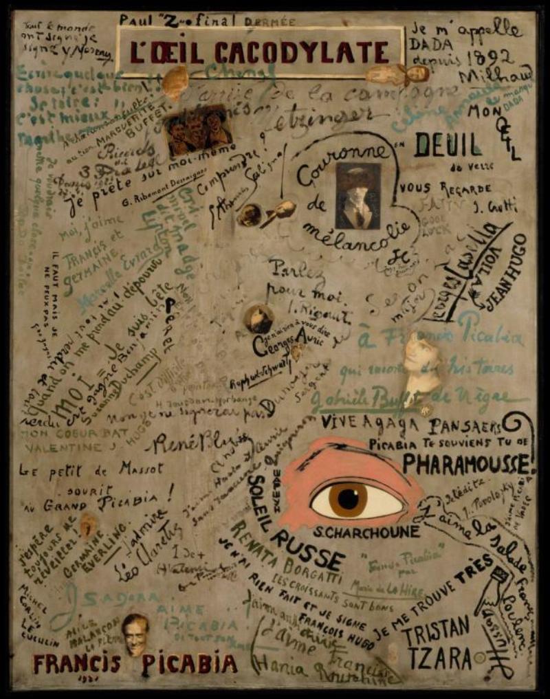 Visiteurs devant un tableau art moderne connu au Centre Pompidou