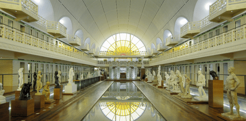 Élégance du fer forgé et des courbes de l'architecture Art Nouveau à Paris, France