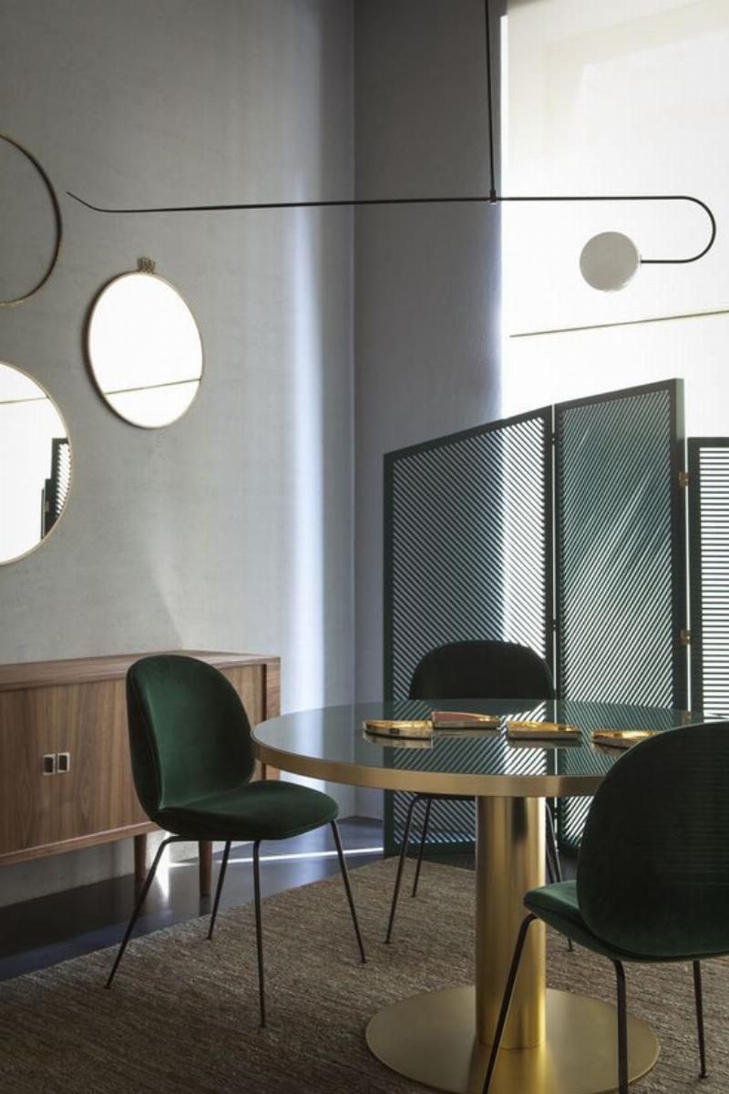 Magnifique vitrail Art Nouveau avec motifs floraux et géométriques dans un intérieur élégant