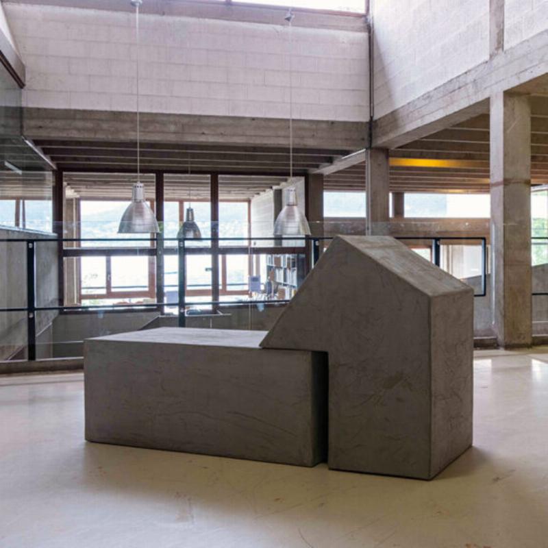 L'influence de l'héritage de l'art visuel français sur les programmes universitaires comme l'art visuel UQAM, montrant des étudiants inspirés par des œuvres classiques