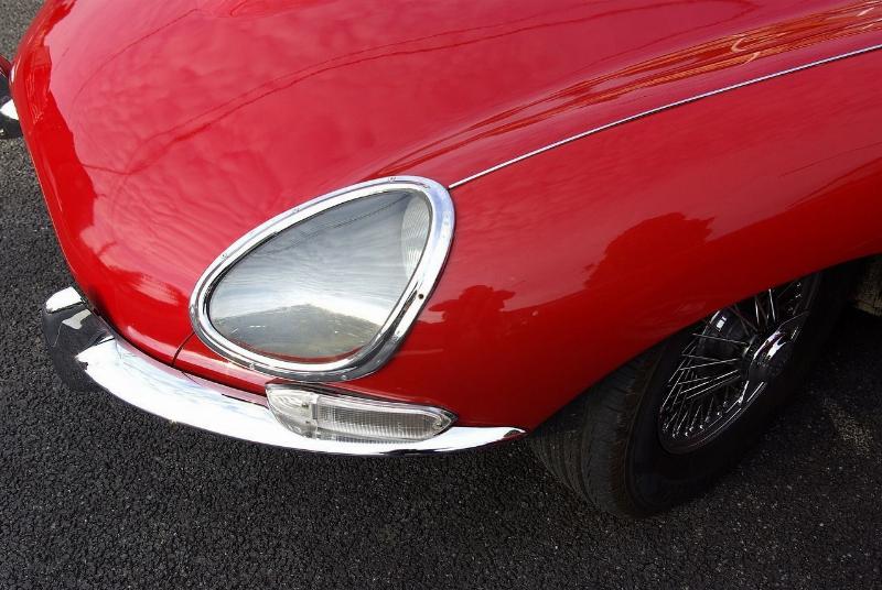 Artisan carrossier français travaillant sur une portière de voiture