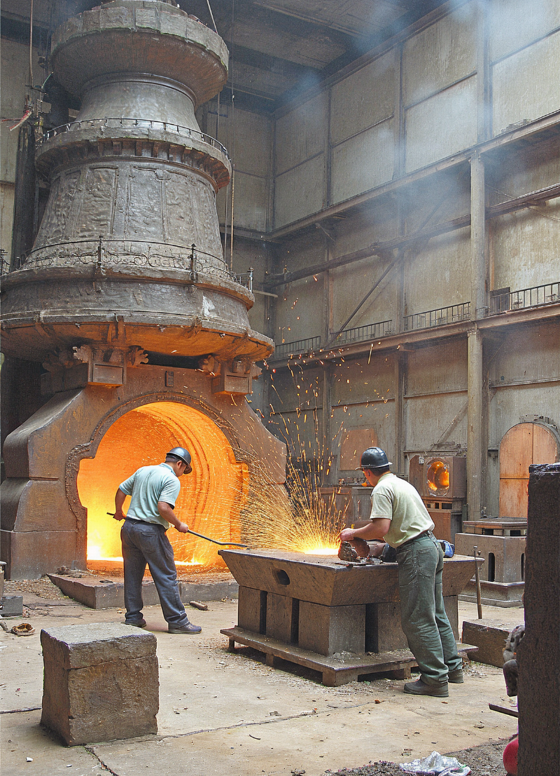 Artisan fondeur de bronze dans son atelier, expertise et tradition