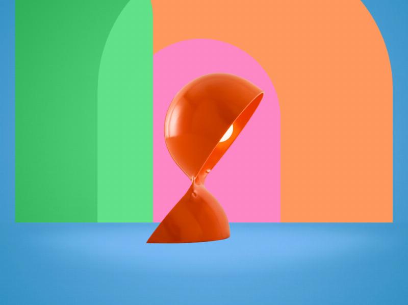 Artisans français restaurant un meuble ancien avec vernis pour peinture sur bois