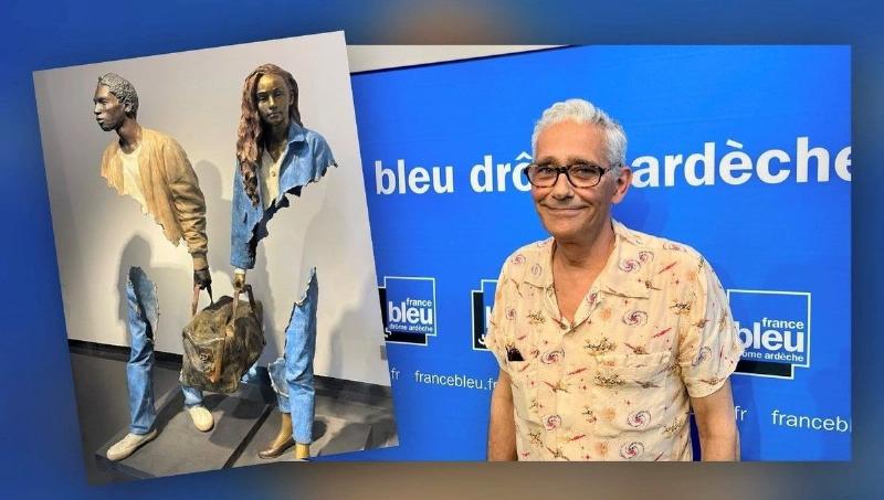 Un artiste français travaillant dans son atelier sur une sculpture représentant un homme avec une valise