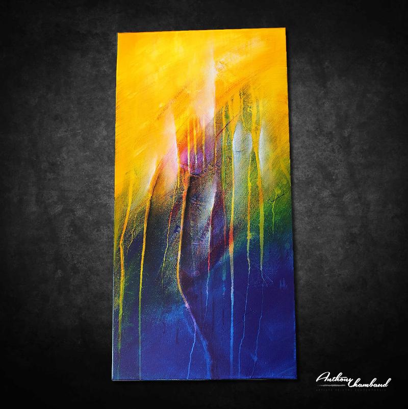 Artiste français travaillant sur une peinture contemporaine acrylique sur toile dans son atelier lumineux