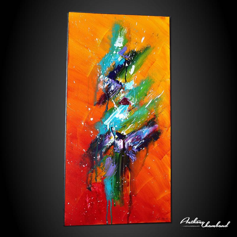 Un artiste français travaillant dans son atelier sur une peinture acrylique contemporaine sur toile