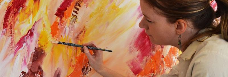 Une artiste peintre contemporaine abstraite française en action