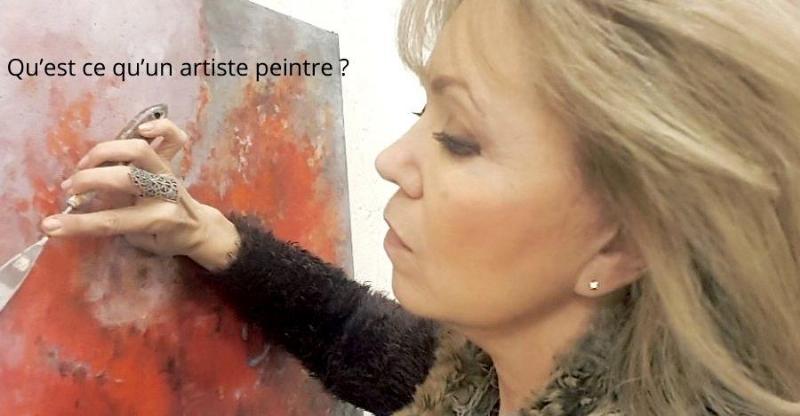 Artiste peintre français contemporain travaillant dans son atelier, entouré de toiles abstraites et figuratives, esprit créatif