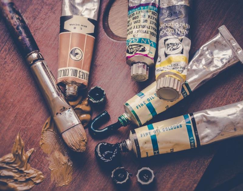 Artiste peignant avec la peinture acrylique Amsterdam, technique de superposition