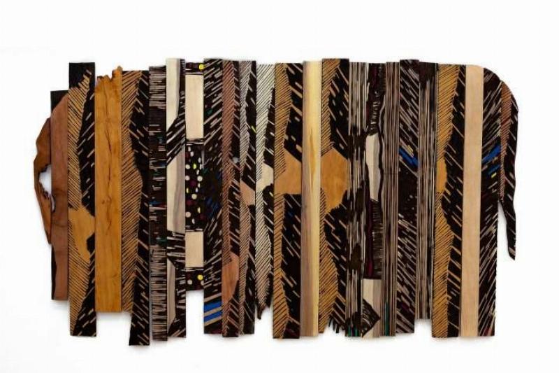 Un artiste peintre contemporain travaillant sur une grande toile avec des techniques mixtes, explorant de nouveaux médiums.