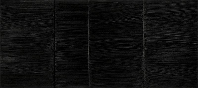 Artiste française utilisant la peinture à l'huile blanche dans son atelier, se concentrant sur les détails d'une toile abstraite