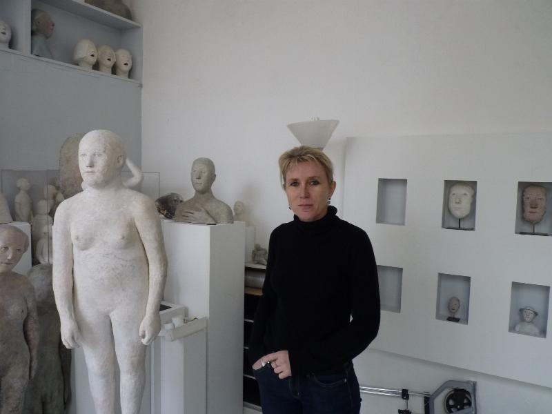 Un artiste sculpte un personnage en papier mâché dans son atelier parisien.