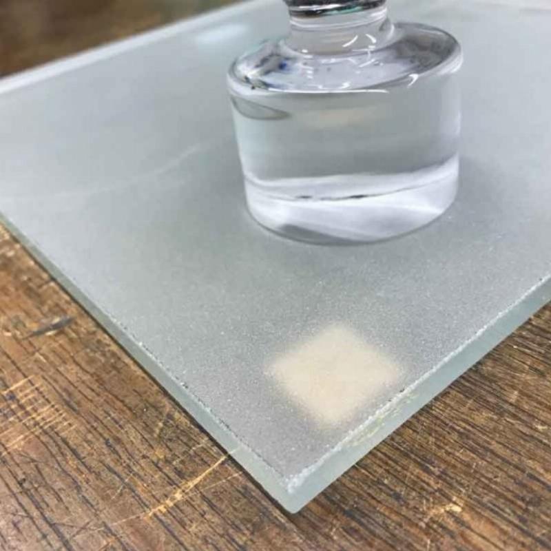 Artiste sculpteur miniature travaillant avec une loupe et des outils fins