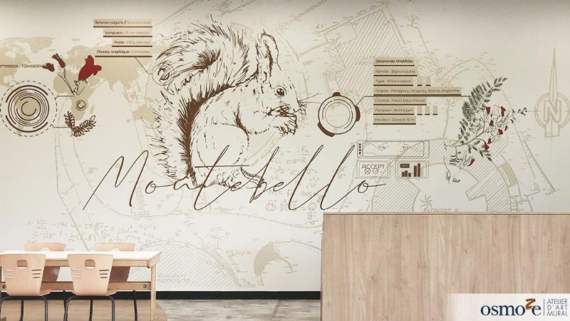 Artiste urbain français créant une fresque murale contemporaine, illustrant les techniques et la précision de l'art urbain