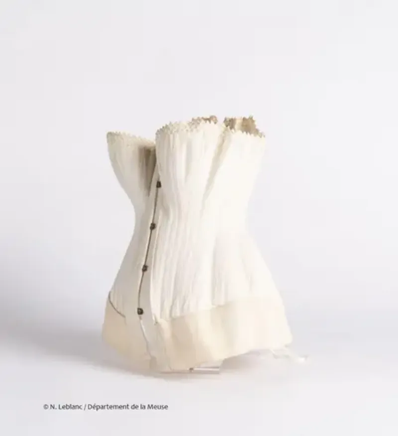 Portrait artistique d'artistes emblématiques de chansons douces françaises, avec des visages expressifs et une lumière douce, reflétant la mélancolie poétique de leurs oeuvres.