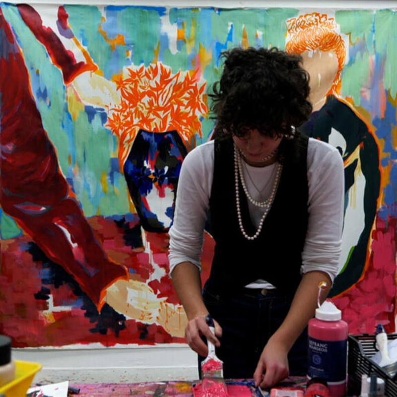 Un groupe d'artistes français modernes travaillant dans un atelier vibrant, expérimentant des techniques innovantes pour une renaissance de la peinture française contemporaine.