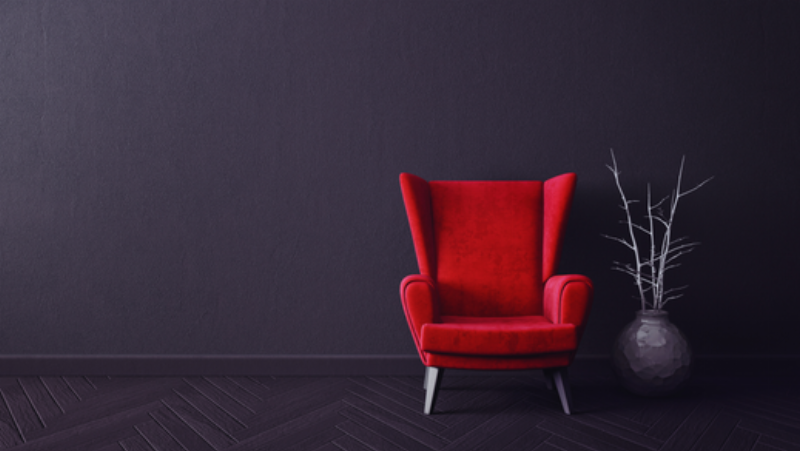 Des astuces d'éclairage et d'effets optiques pour transformer un couloir sombre, incluant des lumières indirectes et des surfaces réfléchissantes