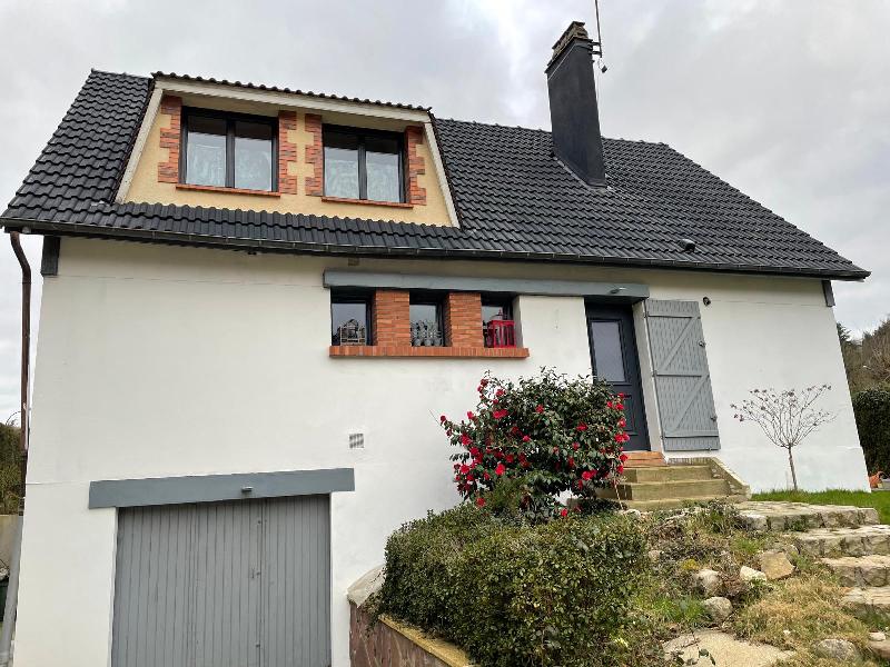 Application méticuleuse de peinture hydrofuge sur une toiture traditionnelle française