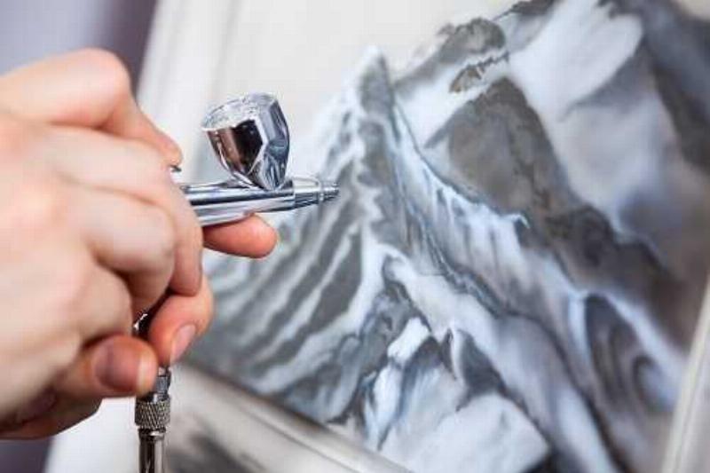 Diverses techniques et astuces pour une peinture sur chrome réussie avec un style artistique français