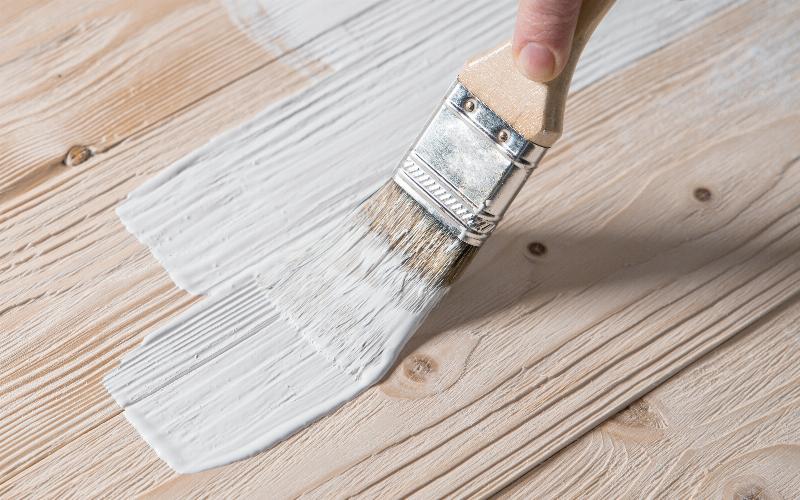 Astuces et variations pour personnaliser la peinture d'un parquet effet vieilli, avec des exemples de finitions et de techniques.