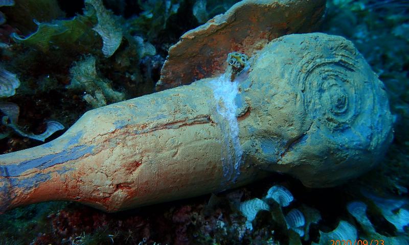 atelier d'artiste créant une sculpture de plongeur en argile