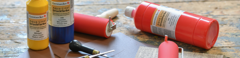 Atelier d'artiste français avec lumière naturelle pour le séchage des toiles