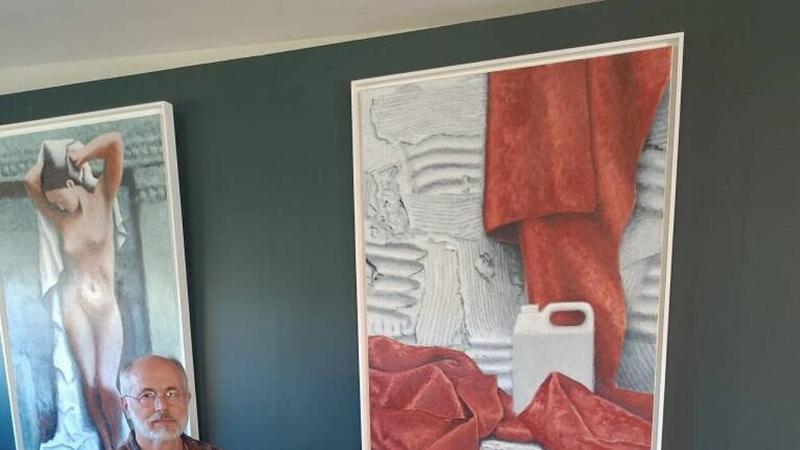 Un artiste travaillant dans son atelier parisien, entouré de toiles inspirées par la France.