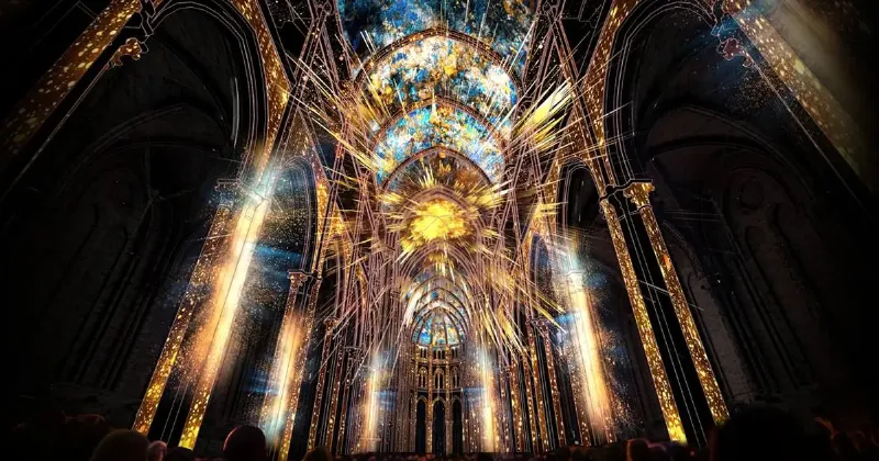 Projection immersive de la Nuit Étoilée de Van Gogh à l'Atelier des Lumières, tourbillons, ciel, ambiance magique