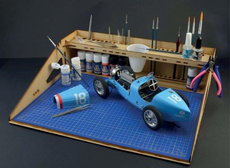 Atelier de maquettiste avec peinture et outils Revell