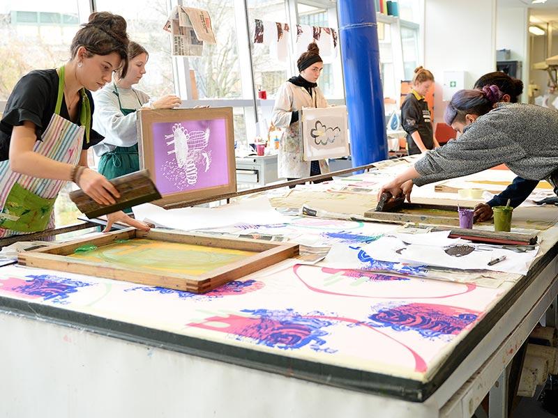 Élèves travaillant dans un atelier de peinture à Lille avec un artiste guide