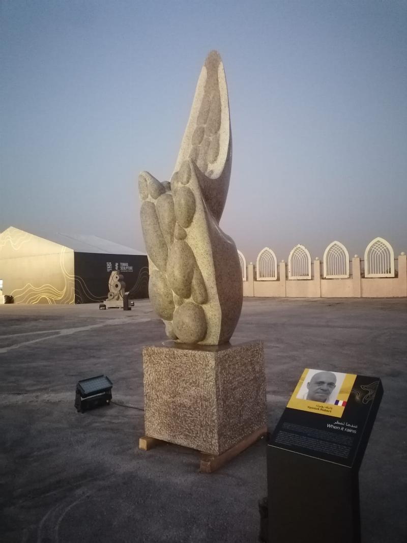 Atelier de sculpteur moderne avec bloc de marbre abstrait