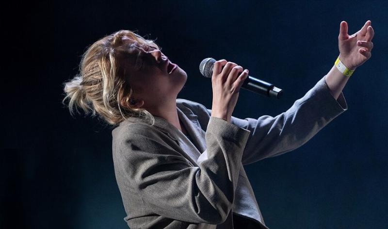 Audience internationale célébrant la musique française sur YouTube, transcendant les barrières linguistiques et culturelles