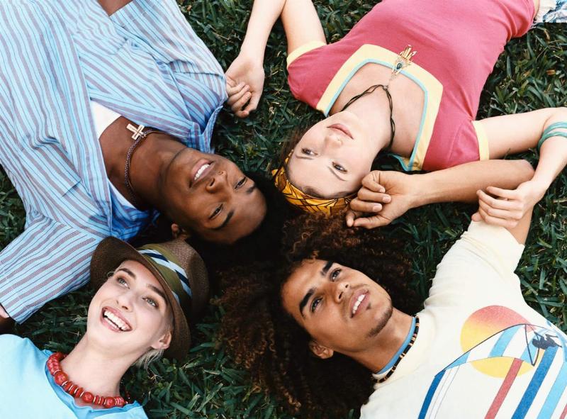 Ingénieurs en bac sti2d architecture et construction devant un pont moderne