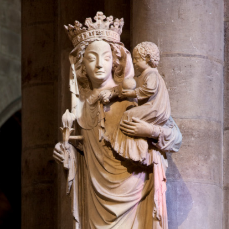 Vue du parvis de Notre-Dame de Paris avec le Point Zéro, la foule et la façade en reconstruction, sous un ciel bleu