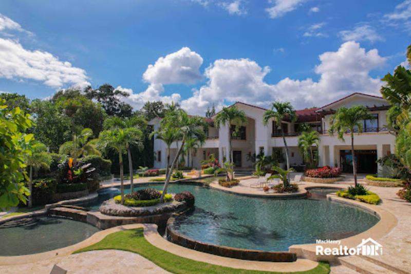 Balcon moderne avec un design fluide reliant harmonieusement l'intérieur et l'extérieur d'un appartement de luxe.