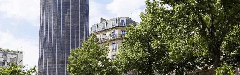 Un balcon parisien de style Art Nouveau offrant une vue imprenable sur la Tour Eiffel, symbolisant l'union de l'ancien et du moderne.