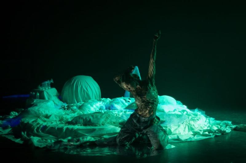 Danseurs de ballet contemporain français sur une scène internationale, avec une conception sonore immersive