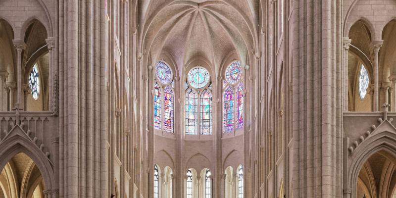 Vue intérieure de la cathédrale Notre-Dame de Paris, montrant le baptistère et l'espace sacré