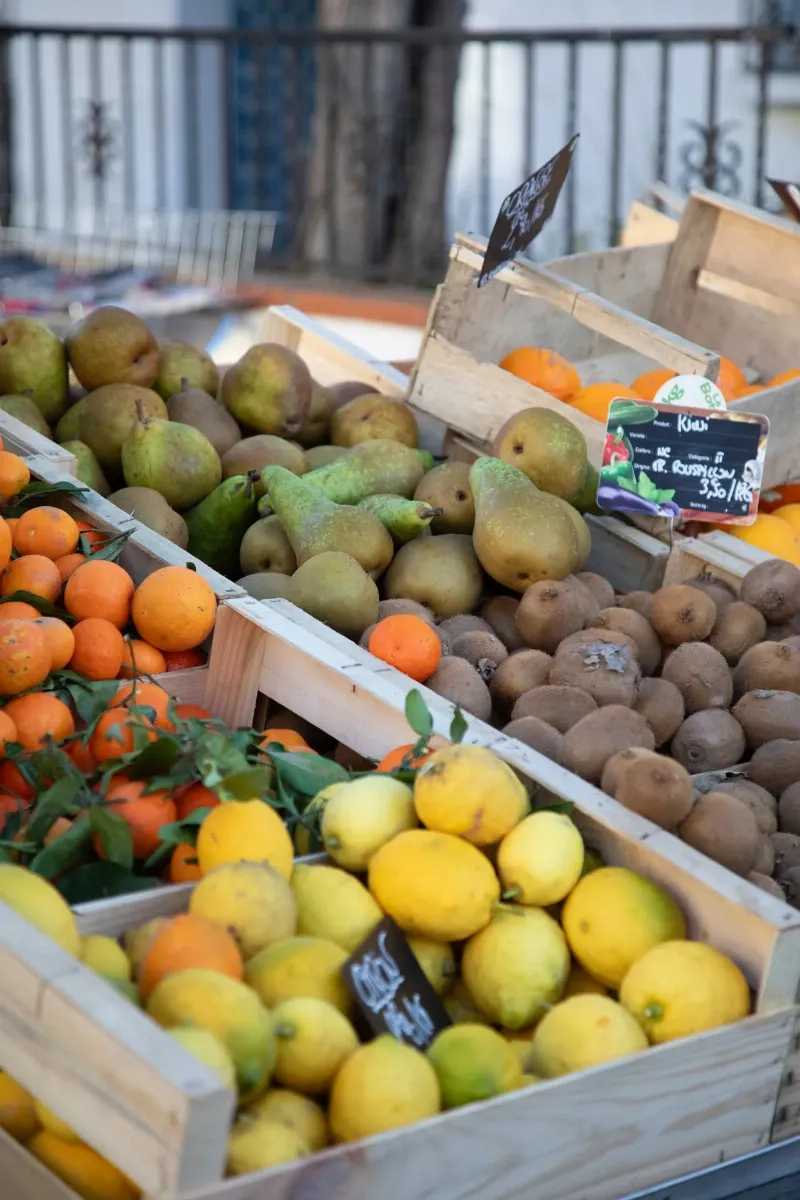 Marché local animé à Barcarès, exposant des produits frais méditerranéens et catalans sous le soleil