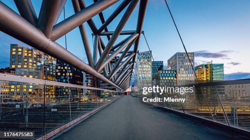Quartier Barcode d'Oslo, gratte-ciel modernes reflétant le ciel