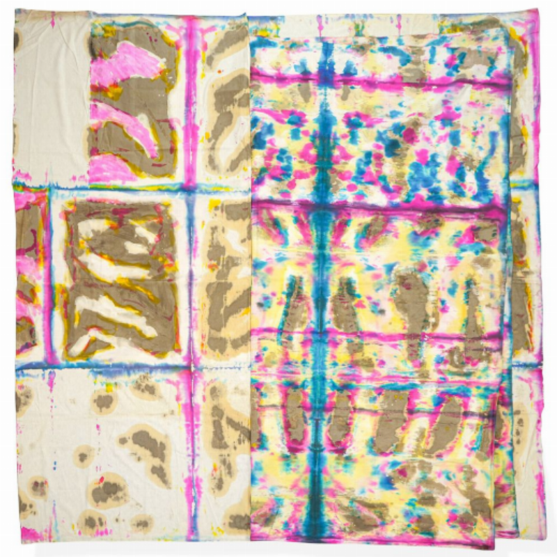 Bas-relief moderne abstrait en métal dans un espace public urbain français