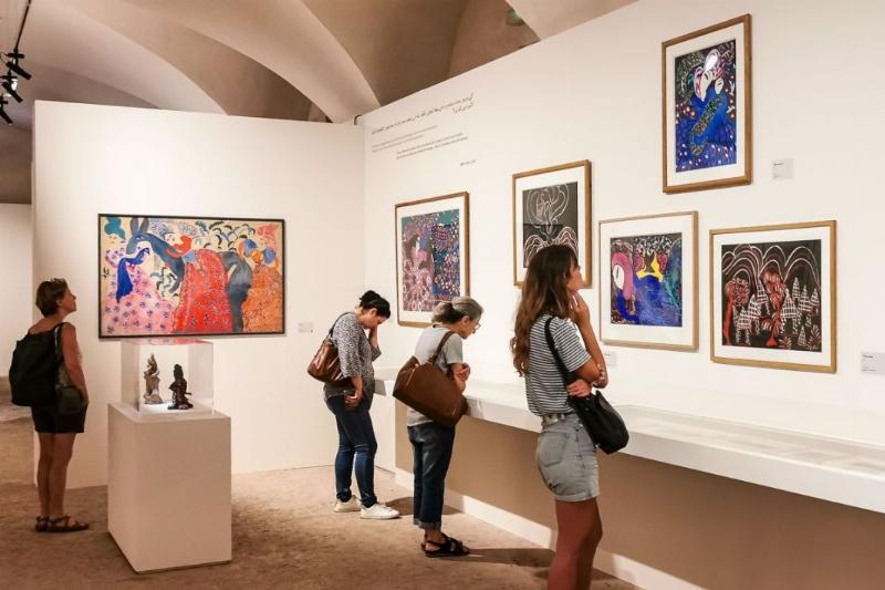 L'art de Baya, un exemple vibrant d'art brut et de la modernité algérienne, exposé dans un musée.
