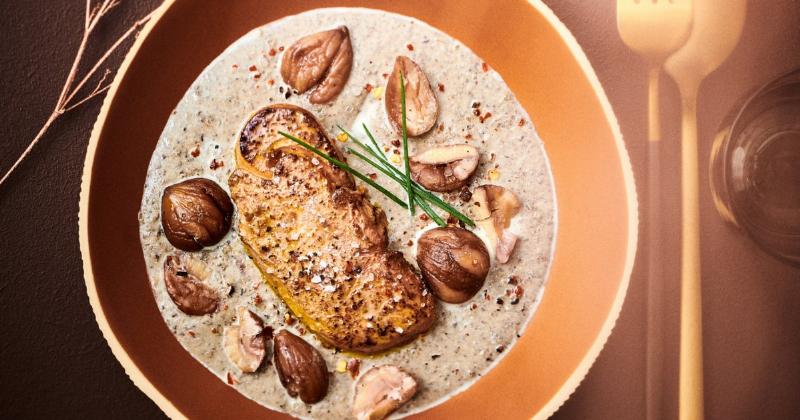 Table de repas somptueuse pour une belle fête française avec mets raffinés et vins fins