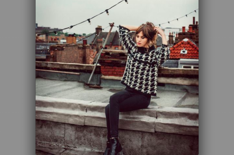 Une belle française élégante et chic dans les rues de Paris, incarnant le style effortless et la confiance en soi