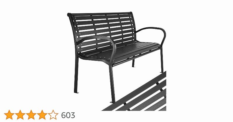 Belle terrasse en bois peinte, illustrant l'élégance française et la convivialité extérieure