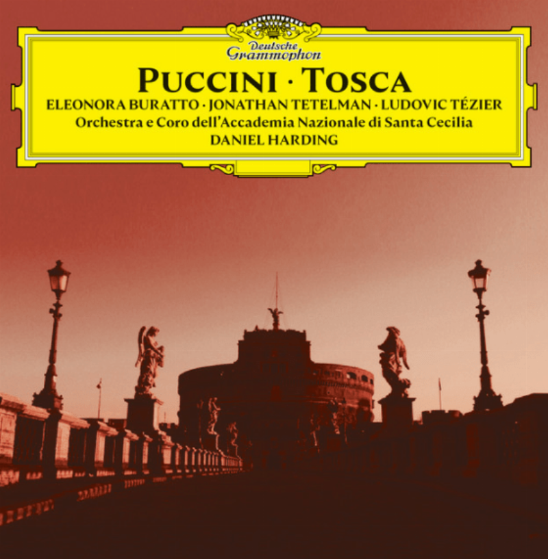 Une chanteuse d'opéra dans un costume élégant, la bouche ouverte pour chanter, des lumières chaudes et un public en arrière-plan flou. La chanteuse exprime des émotions intenses et la puissance de la voix féminine dans la musique classique française.