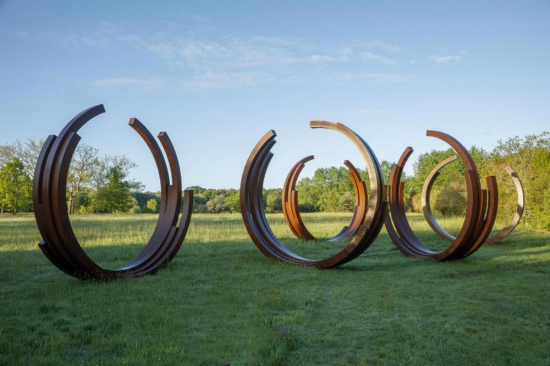 Bernar Venet sculpture "Lignes Indéterminées" dans un jardin paysager